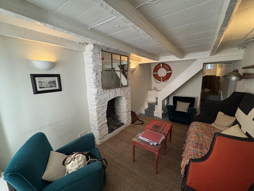 Lot: 66 - PERIOD COTTAGE IN DESIRABLE LOCATION - View of the living room from the front door